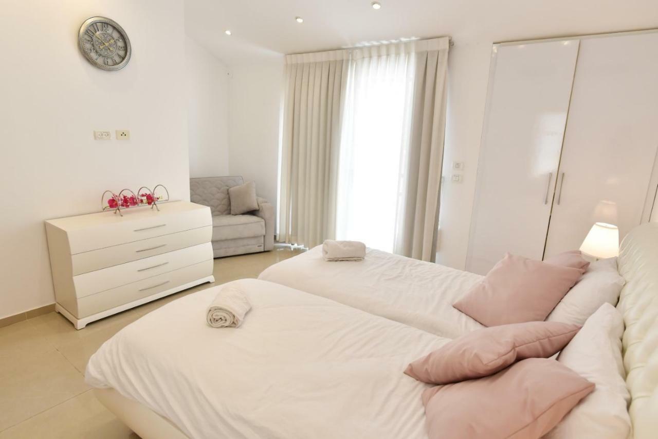 Saidoff, Amazing 4 Bedroom 3 Bath In City Center, Pool, Parking!!! Jeruzsálem Kültér fotó