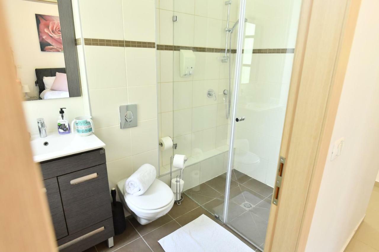 Saidoff, Amazing 4 Bedroom 3 Bath In City Center, Pool, Parking!!! Jeruzsálem Kültér fotó